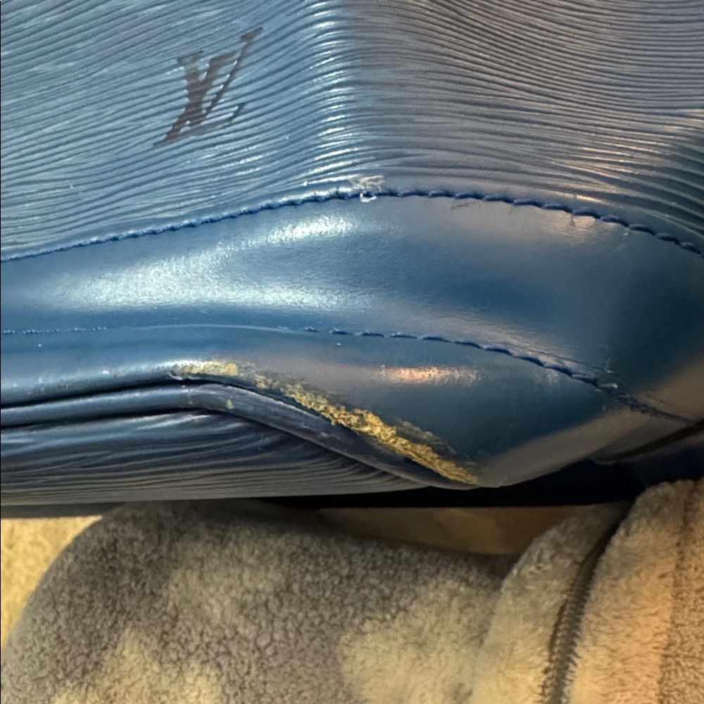 Louis Vuitton Epi Noé bucket bag in Toledo blue leather. - Picture 9 of 15